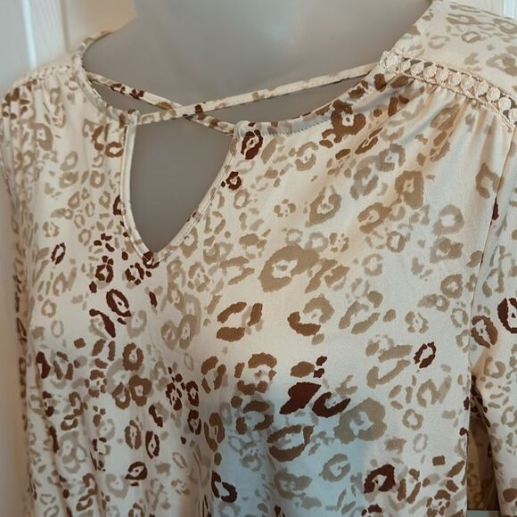 Beige Leopard Cheetah Print Top Blouse Shirt Bottom Loop Small S NWT - Picture 3 of 7
